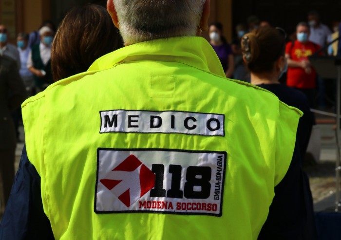 Festa della Repubblica: l'alzabandiera in piazza Roma
