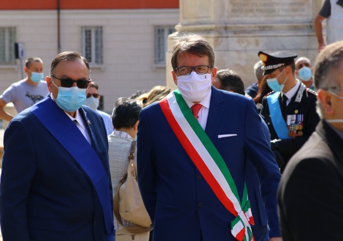 Festa della Repubblica: l'alzabandiera in piazza Roma