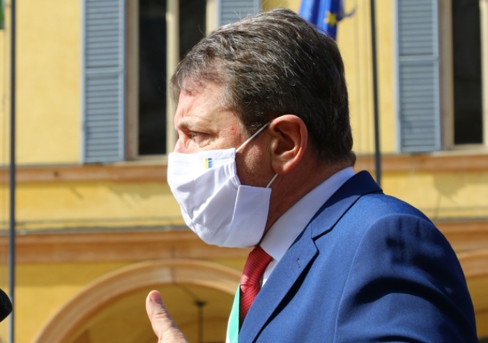 Festa della Repubblica: l'alzabandiera in piazza Roma