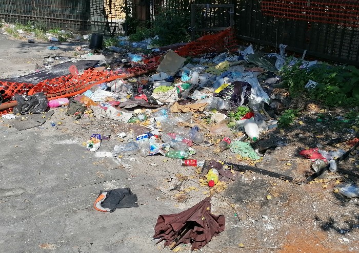 Bimbo di 8 anni abbandonato dalla madre a spacciatori: giocava tra i rifiuti, trovato dalla Polizia