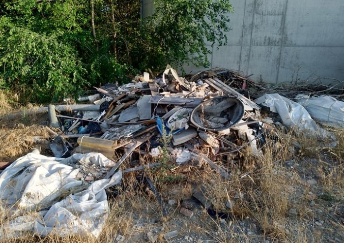 Castelfranco, discarica sotto Tav: ecco le sbarre, ma rifiuti restano