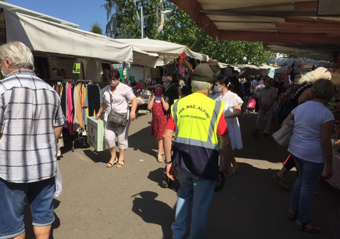 Mercato Novi Sad a Modena: mascherine ok, ma nessun distanziamento