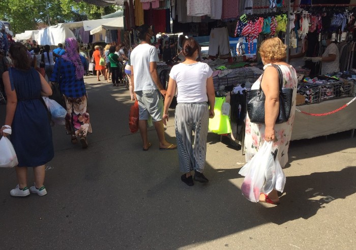 Mercato Novi Sad a Modena: mascherine ok, ma nessun distanziamento