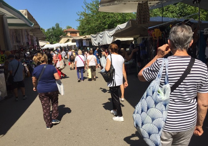 Mercato Novi Sad a Modena: mascherine ok, ma nessun distanziamento