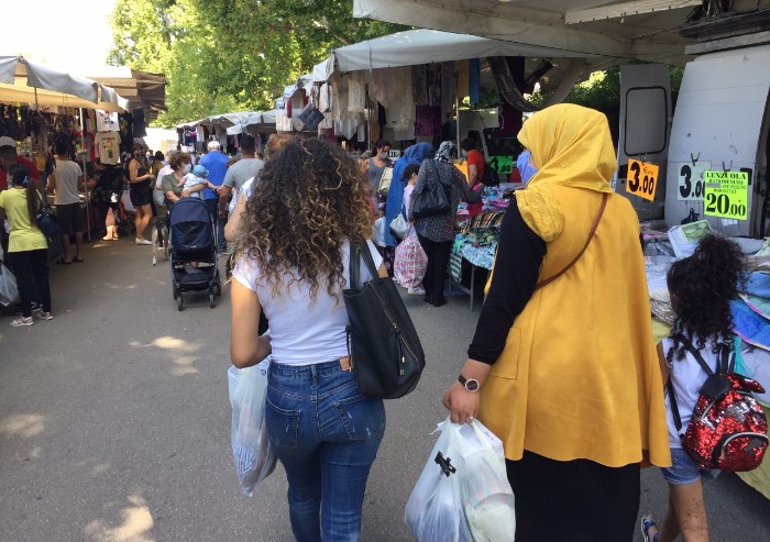 Mercato Novi Sad a Modena: mascherine ok, ma nessun distanziamento