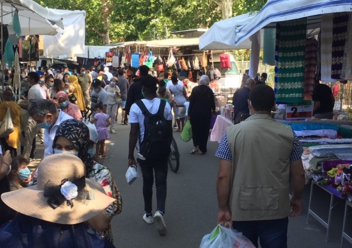 Mercato Novi Sad a Modena: mascherine ok, ma nessun distanziamento