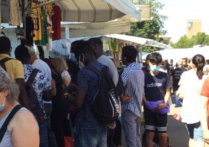Mercato Novi Sad a Modena: mascherine ok, ma nessun distanziamento