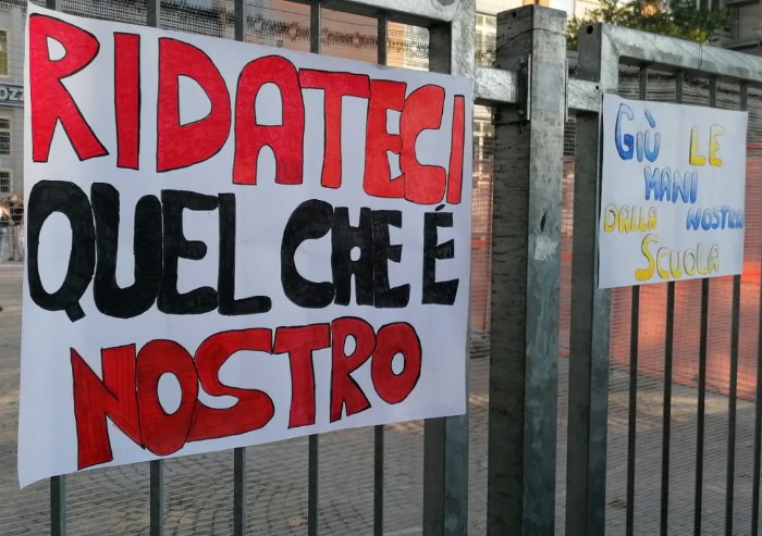 Modena, riaprono le scuole: esplode la protesta al Barozzi