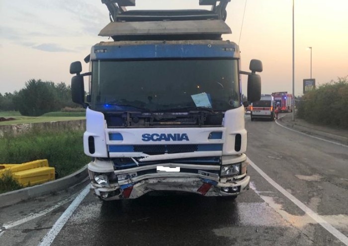 Schianto contro un camion in via Virgilio a Modena, muore un 43enne