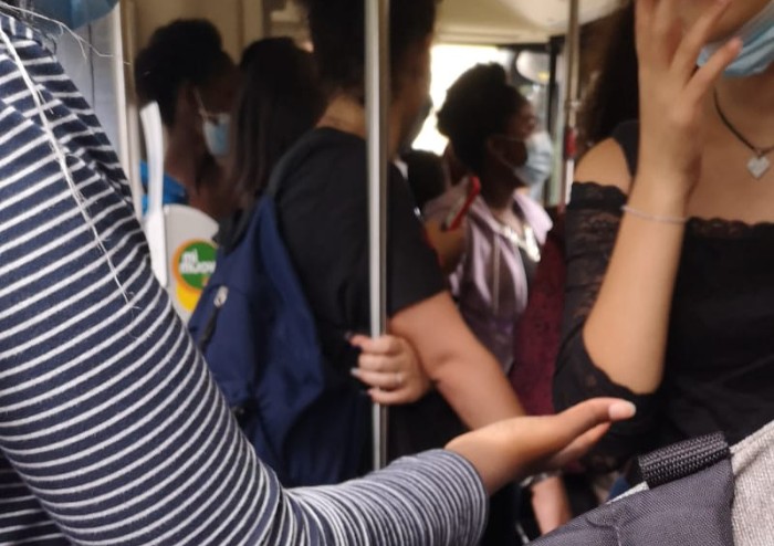 Covid, bus affollati: a scuola regole rigide. In corriera è la giungla