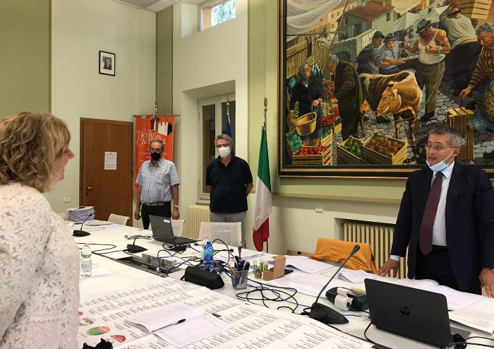 Vignola, l'ufficio elettorale conferma: Muratori sindaco per 17 voti