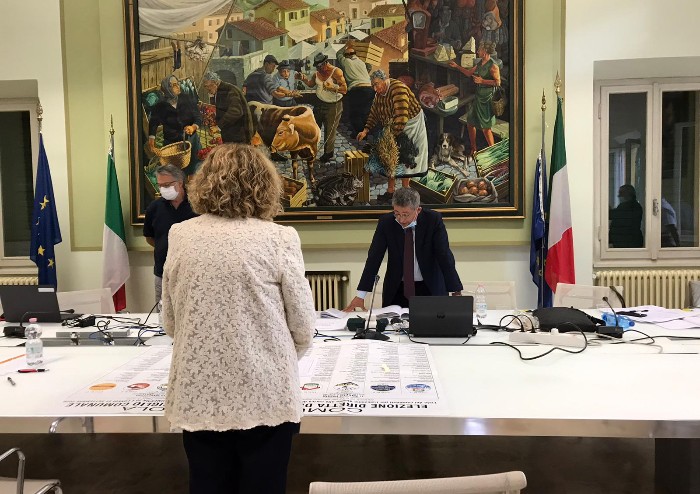 Vignola, l'ufficio elettorale conferma: Muratori sindaco per 17 voti