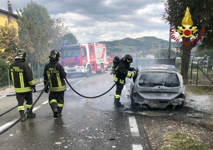 Pavullo, auto in fiamme: disagi sulla via Giardini