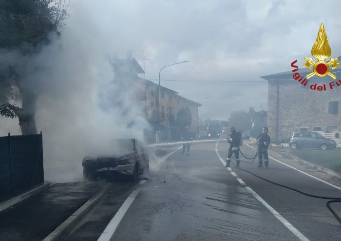 Pavullo, auto in fiamme: disagi sulla via Giardini