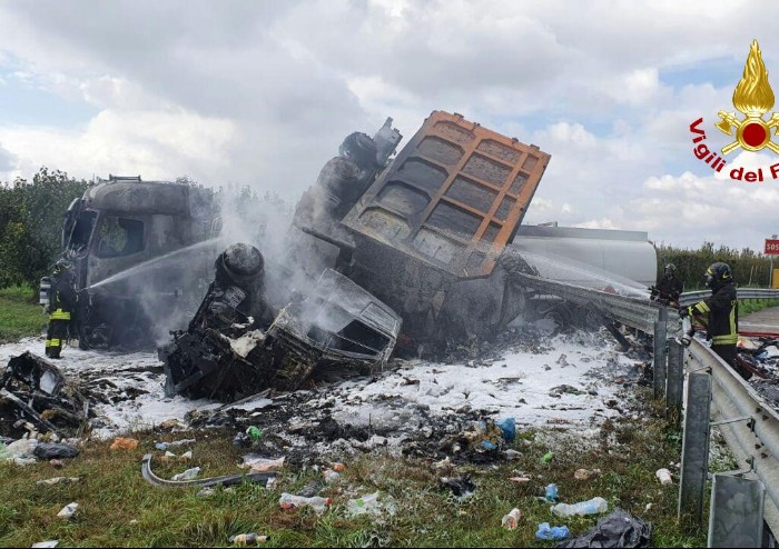 Inferno in A1, rogo dopo lo scontro tra due camion: un morto
