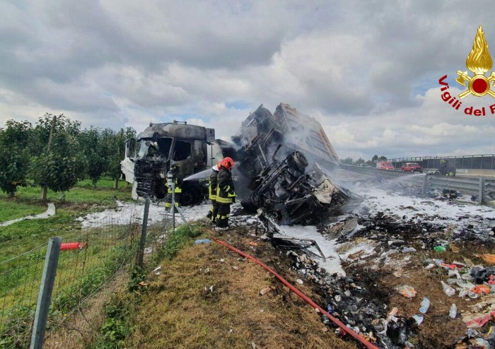 Inferno in A1, rogo dopo lo scontro tra due camion: un morto