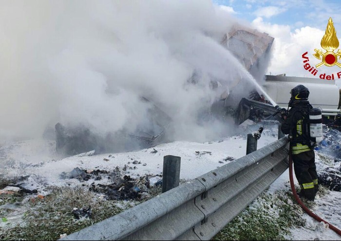 Inferno in A1, rogo dopo lo scontro tra due camion: un morto