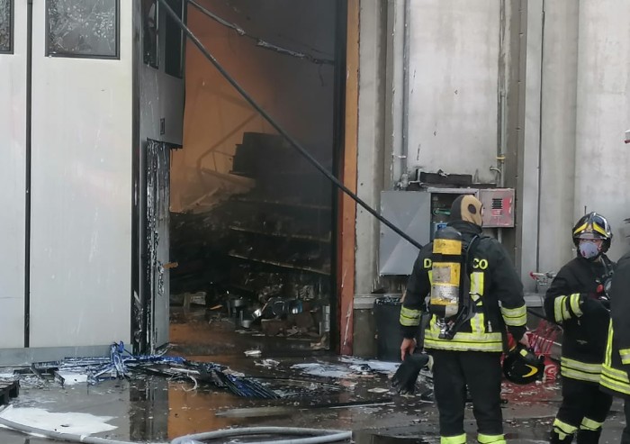 Modena, devastante incendio in un magazzino di articoli orientali