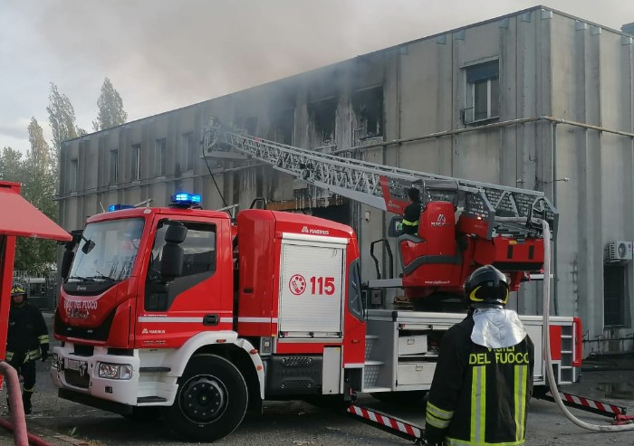 Modena, devastante incendio in un magazzino di articoli orientali