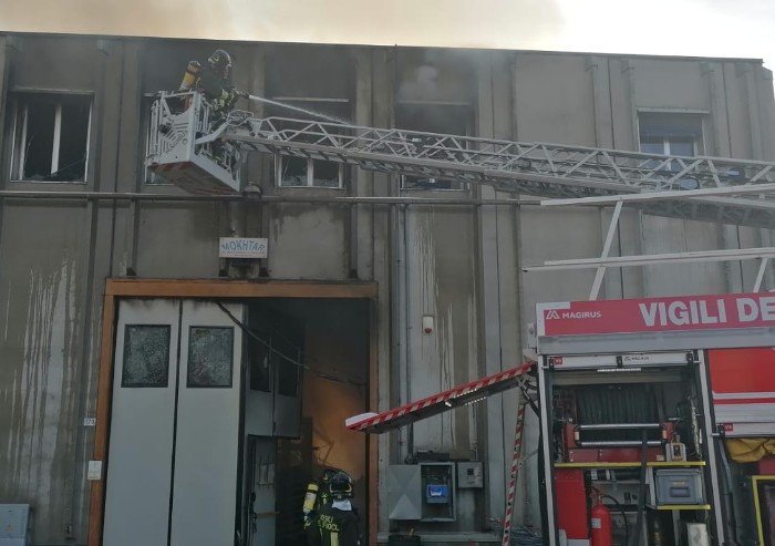 Modena, devastante incendio in un magazzino di articoli orientali
