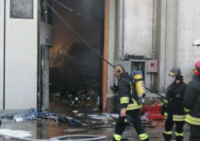 Modena, devastante incendio in un magazzino di articoli orientali