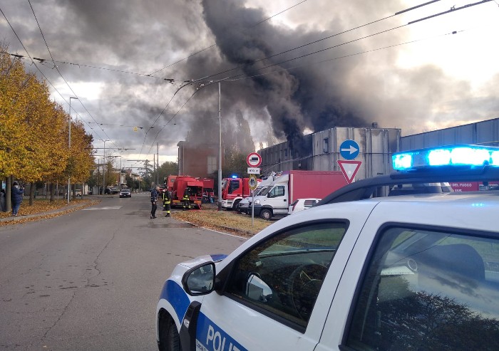 Modena, devastante incendio in un magazzino di articoli orientali