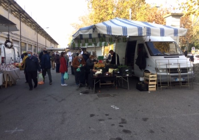 Mercato Novi Sad a Modena, anche oggi il distanziamento resta chimera