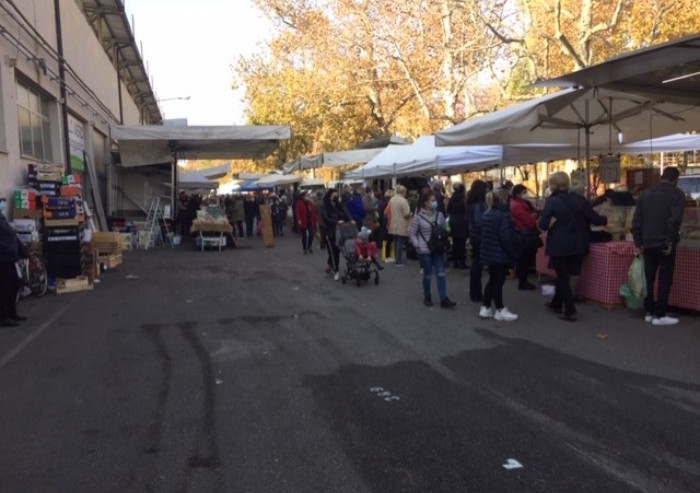 Mercato Novi Sad a Modena, anche oggi il distanziamento resta chimera