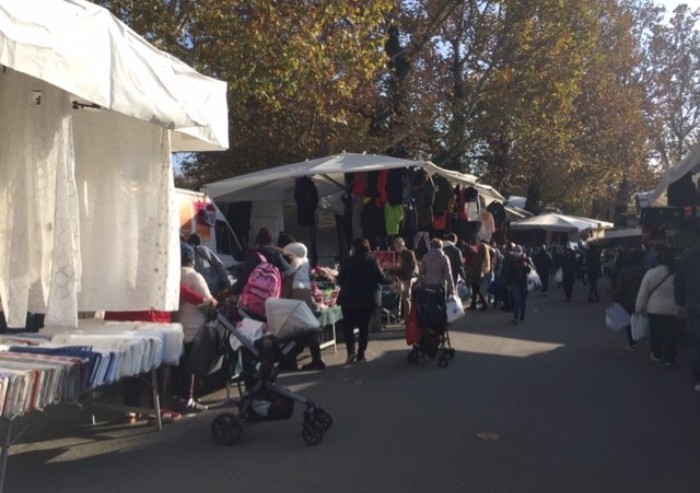 Mercato Novi Sad a Modena, anche oggi il distanziamento resta chimera