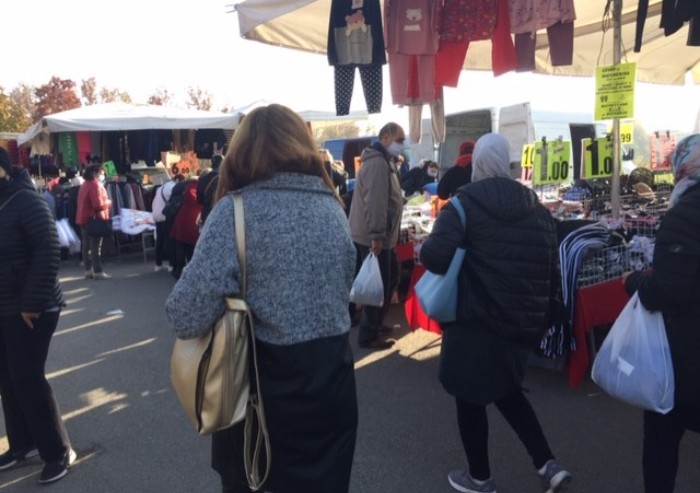 Mercato Novi Sad a Modena, anche oggi il distanziamento resta chimera