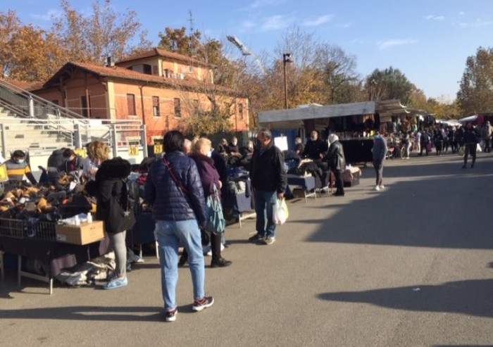 Mercato Novi Sad a Modena, anche oggi il distanziamento resta chimera