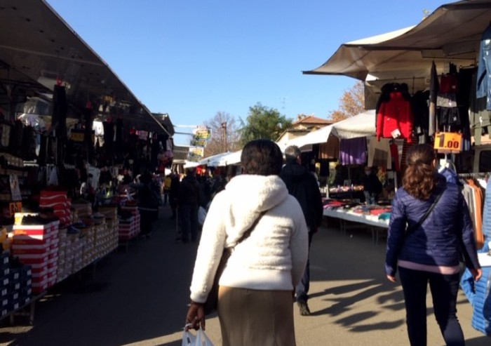 Mercato Novi Sad a Modena, anche oggi il distanziamento resta chimera