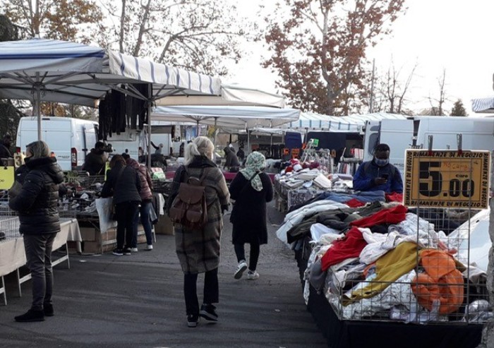 Mercato Novi Sad a Modena, anche oggi il distanziamento resta chimera