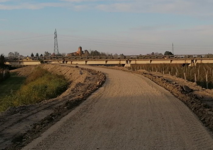 Argini sempre più alti superano i ponti, ed il rischio rimane