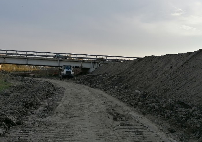 Argini sempre più alti superano i ponti, ed il rischio rimane