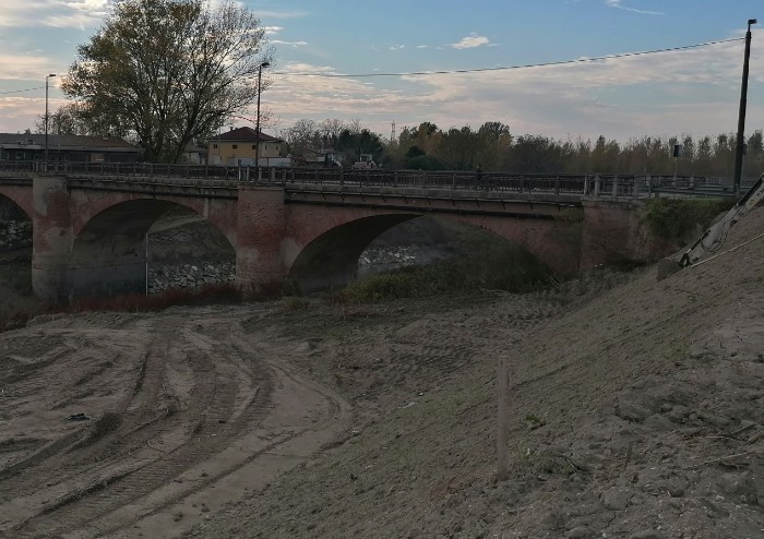 Argini sempre più alti superano i ponti, ed il rischio rimane