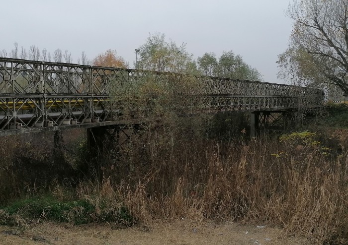 Argini sempre più alti superano i ponti, ed il rischio rimane