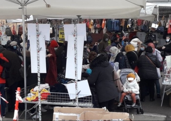 Modena, domenica di mercato al Novi Sad: assembramenti con mascherina