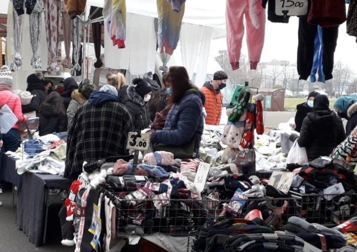 Modena, domenica di mercato al Novi Sad: assembramenti con mascherina