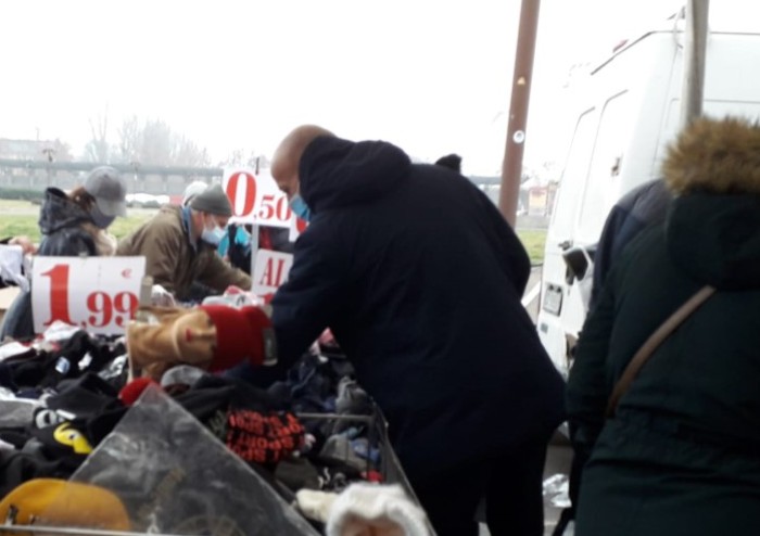 Modena, domenica di mercato al Novi Sad: assembramenti con mascherina