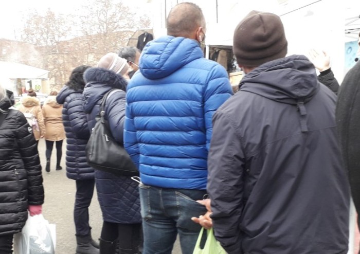 Modena, domenica di mercato al Novi Sad: assembramenti con mascherina