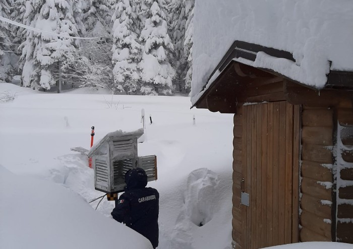 Nevicata record, superati i due metri: ora è allarme valanghe