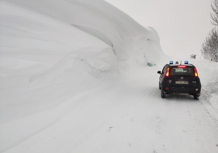 Nevicata record, superati i due metri: ora è allarme valanghe