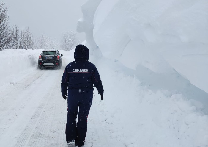 Nevicata record, superati i due metri: ora è allarme valanghe