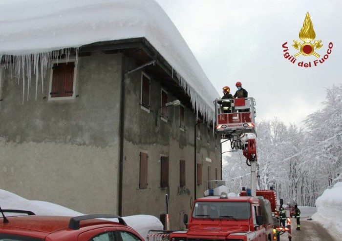 Nevicata record in Appennino, ancora interventi dei Vigili del fuoco