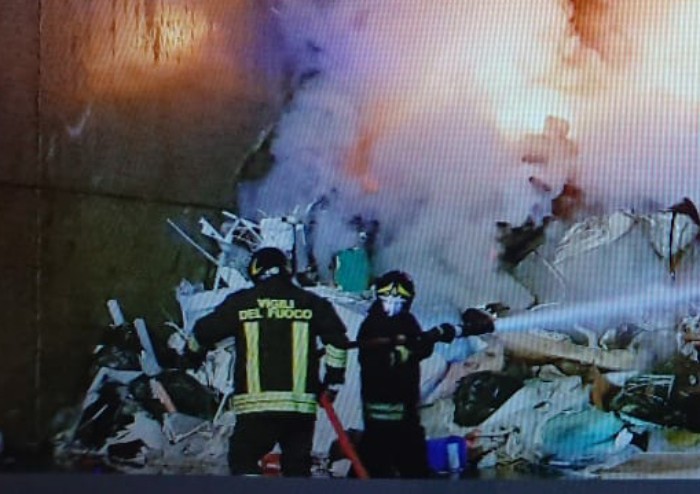 Carpi, distrutta dalle fiamme area raccolta rifiuti in via Romana Nord