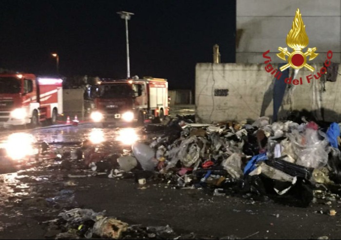Carpi, distrutta dalle fiamme area raccolta rifiuti in via Romana Nord