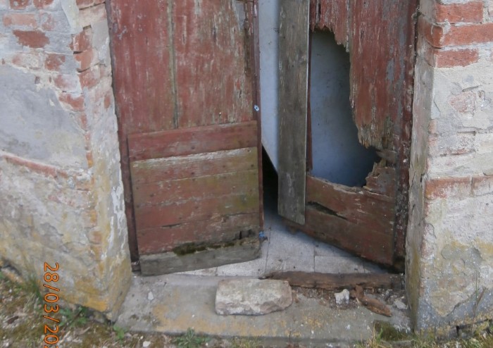 Villa Sorra, atti vandalici alla casa del custode