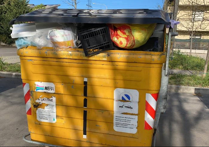 Modena, a Pasqua cassonetti stracolmi e immondizia in strada
