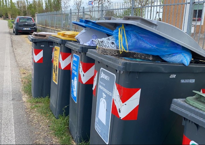 Modena, a Pasqua cassonetti stracolmi e immondizia in strada